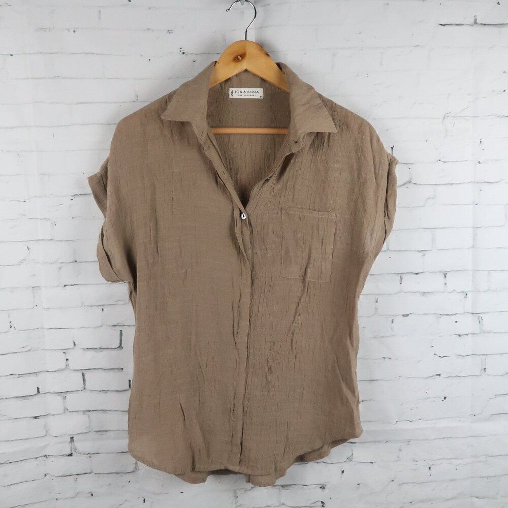 JON & ANNA CONTEMPORARY TAN SHORT SLEEVE 1/4 BUTTON DOWN TOP SIZE MEDIUM